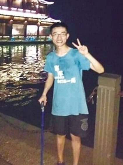 小夥得了怪病，醫生看不出病因，為自救考醫科大學後找到治療方法