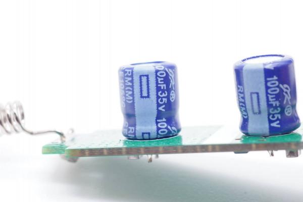 內建國產降壓控制器，支援5-20V輸出，百思買影雅24W車充拆解