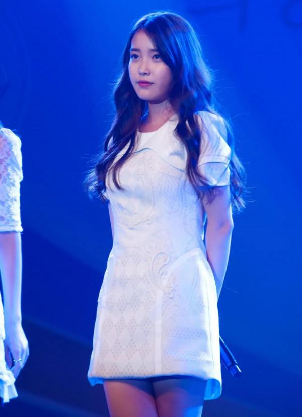 從土肥圓逆襲初戀臉，IU靠的居然是塌鼻？