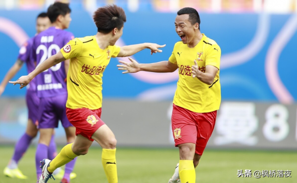 在中超後防輕鬆玩倒鉤！26歲土炮證明蘇寧冠軍成色，替補都這麼強