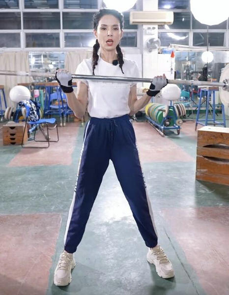 李若彤挑戰舉重活力滿滿 奧運冠軍李雯雯驚喜現身助力 李若彤挑戰舉重活力滿滿 奧運冠軍李雯雯驚喜現身助力