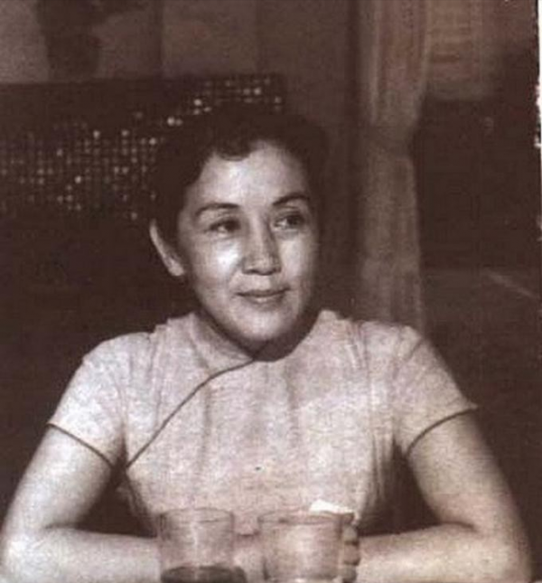 明星之女姚姚：男友自殺後，她未婚先孕和繼父鬧翻，31歲車禍離世