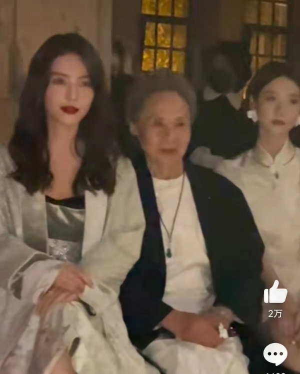 優雅老去才最難得!83歲老戲骨穿白裙看秀,同框范冰冰靠氣質搶鏡 優雅老去才最難得!83歲老戲骨穿白裙看秀,同框范冰冰靠氣質搶鏡