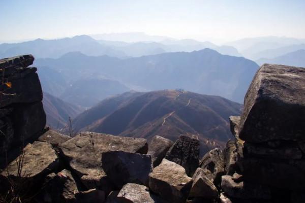 一山一路孤零零一棟老房子，秦嶺鎮安海棠山，山頂還住著一戶人家