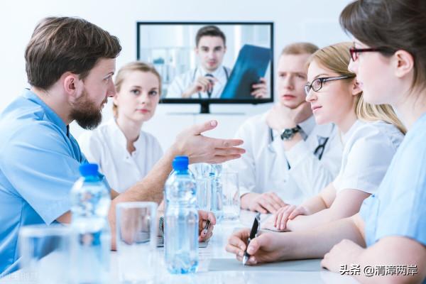 節約能源的會議結束後，會場上到處都是喝剩了一半的礦泉水