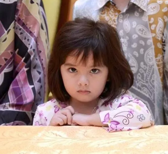 馬來西亞10歲公主：包子臉大眼睛嘟嘴好可愛，比夏洛特還討人喜歡
