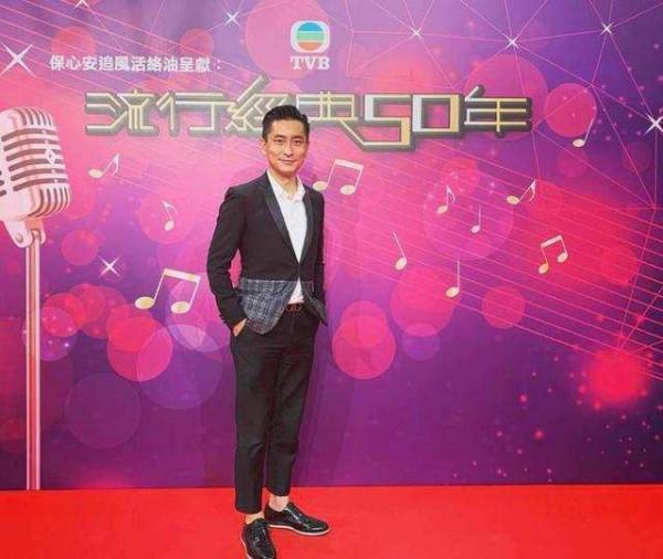 恭喜!TVB離巢夫婦合體慶祝結婚十週年,小十歲妻子露背禮服出鏡 恭喜!TVB離巢夫婦合體慶祝結婚十週年,小十歲妻子露背禮服出鏡