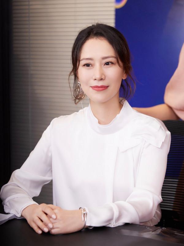 海清活成中年女人的典範,絲綢上衣配闊腿褲,吃螺螄粉都是優雅範 海清活成中年女人的典範,絲綢上衣配闊腿褲,吃螺螄粉都是優雅範