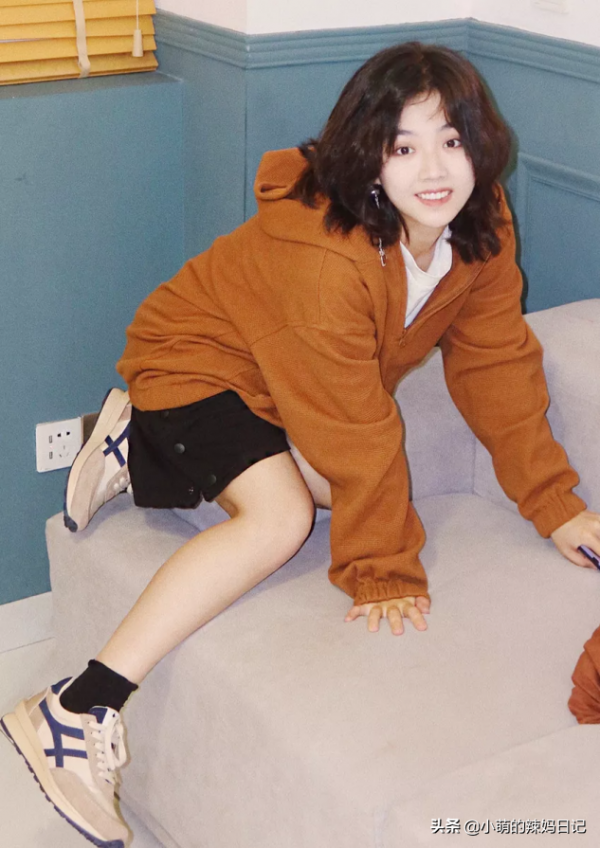 面板偏黃、暗沉的女人，秋冬多穿這4種“高階色”，顯白還有氣質