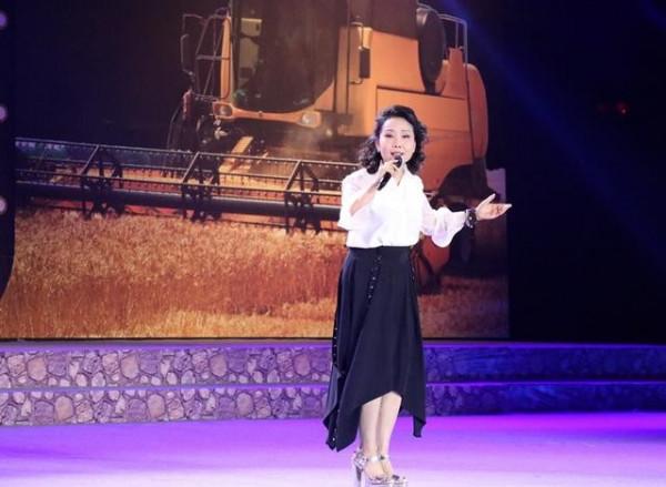 著名歌唱家胡月：嫁給陸劍民，造病歷騙父親，父親去世後泣不成聲