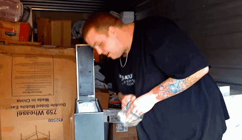 花3千塊買個倉庫，第二天咋就躺賺了4500萬？