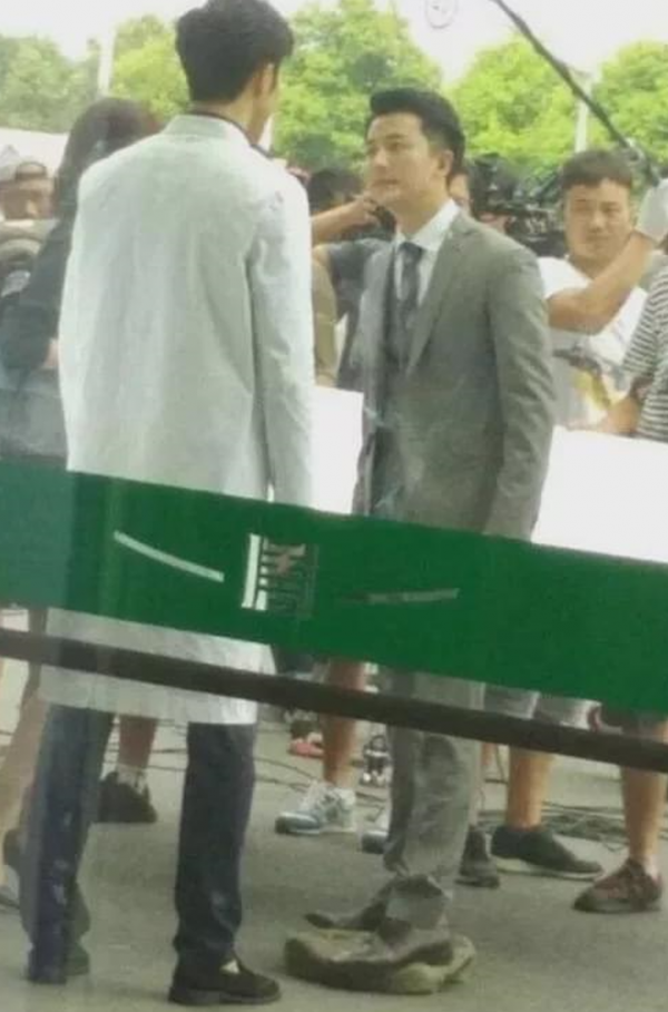 男藝人拍戲為顯高太拼！偶像劇男主踩推車走路，有人屁股下墊石頭