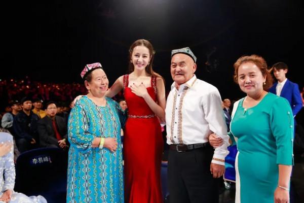 迪麗熱巴穿禮服捂胸口，為什麼會被罵？