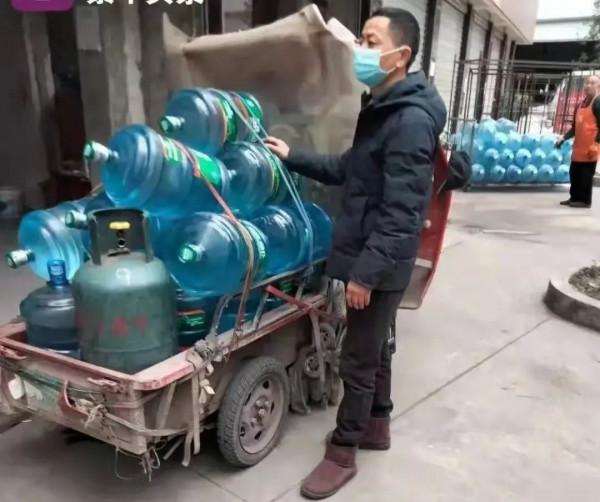 成都小夥不負女友臨終所託，像兒子一樣照顧去世女友爸媽14年