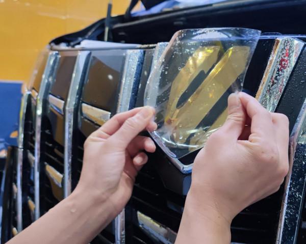 豐田埃爾法貼隱形車衣提升漆面亮度，長久保值