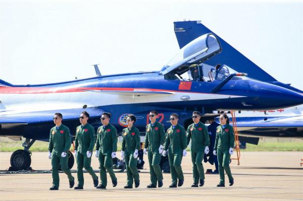 人民空軍成立72週年 鷹擊長空藍天之上守和平