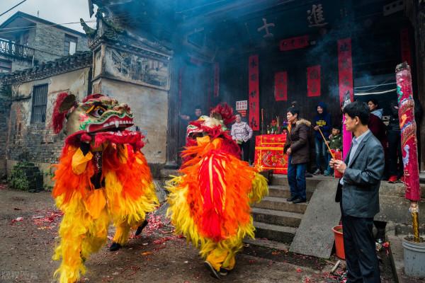 女兒結婚是喜事，父母女兒卻都流了淚，他們相互不捨