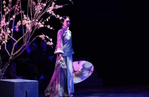 宋祖兒學校期末匯演的現場生圖，即漂亮又會演的妹子 ​​​