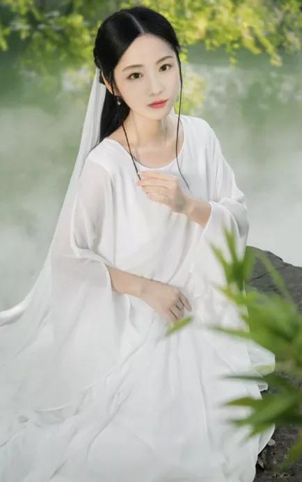 衣服的領子和袖子，在歷史卷軸中的n次回眸