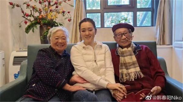 鞏俐恩師梁伯龍舉辦告別儀式，夏雨等學生送花圈，外甥女發文悼念