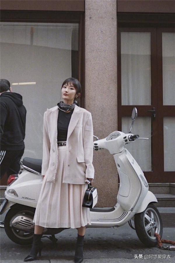 把褲子脫了！秋冬裙子+靴子才最適合小個子，時髦顯高又有女人味