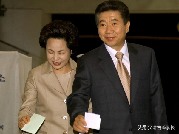 鞠躬盡瘁卻跳崖而亡,韓國前總統盧武鉉葬禮:18萬人祭奠 鞠躬盡瘁卻跳崖而亡,韓國前總統盧武鉉葬禮:18萬人祭奠