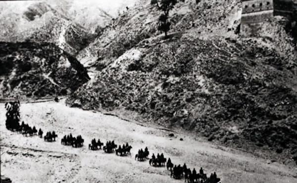 剛開完軍事會議，八路軍作戰計劃就遭洩露，司令員大怒，掏出手槍