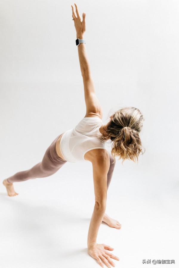 10個簡單瑜伽與高階瑜伽的對比 初學者經典瑜伽體式適應版 詳細說明