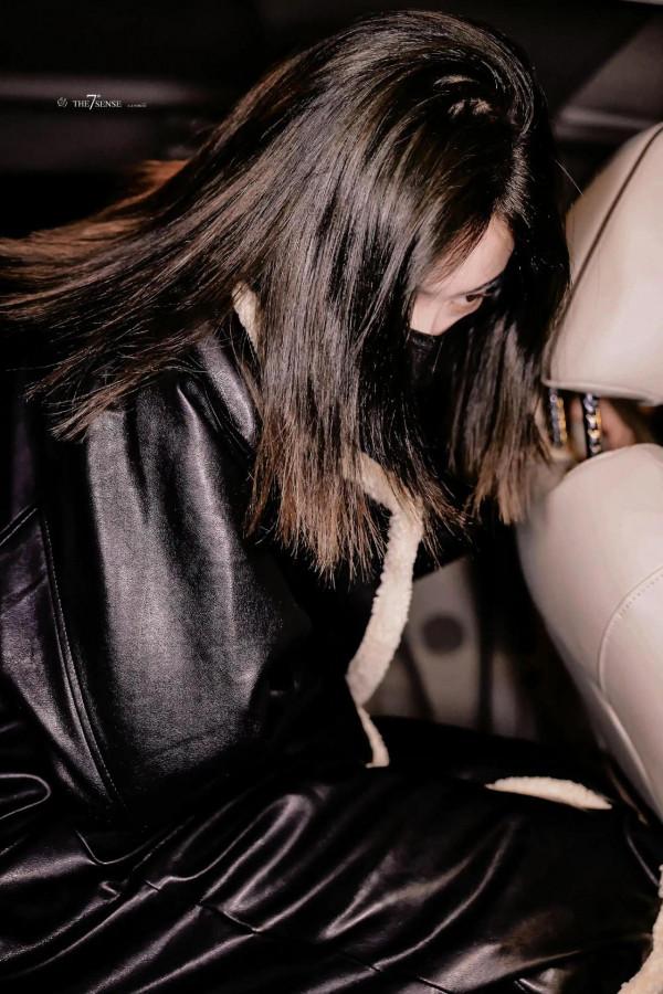 許佳琪私服，身穿黑色翻毛長皮衣，看著好暖人