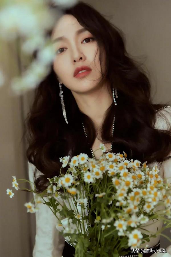 唐嫣，外貌出眾，擁有超高顏值！優雅氣質讓她美得更加高階和清冷