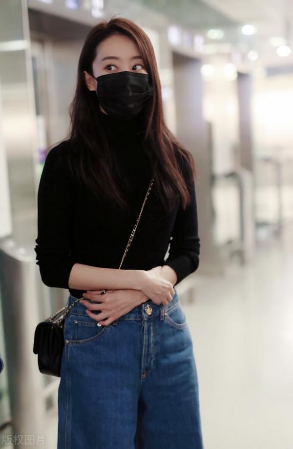張小斐穿黑色針織衫搭配牛仔褲，長髮披肩不失女人味