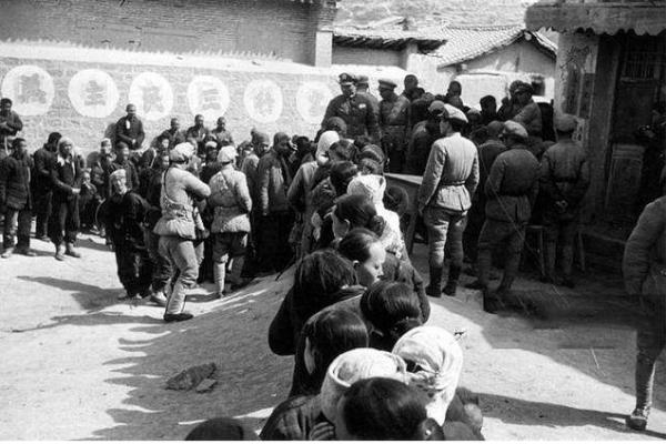 47年，蔣介石來到延安，在一口窯洞問村民：毛澤東跟你說過話嗎？