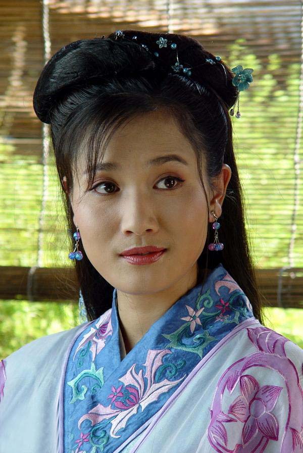 著名演員潘雨辰：與侯勇離婚後，染霜的玫瑰帶淚開