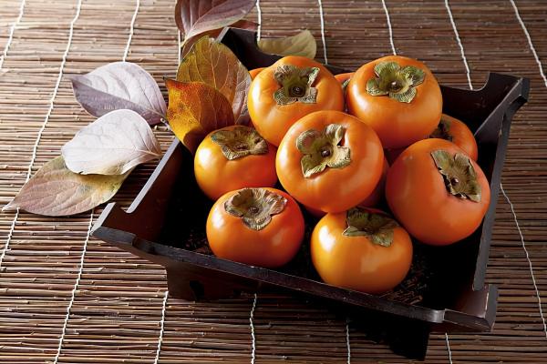 老話說“一個柿子十副藥”是什麼意思?如何正確吃柿子? 老話說“一個柿子十副藥”是什麼意思?如何正確吃柿子?