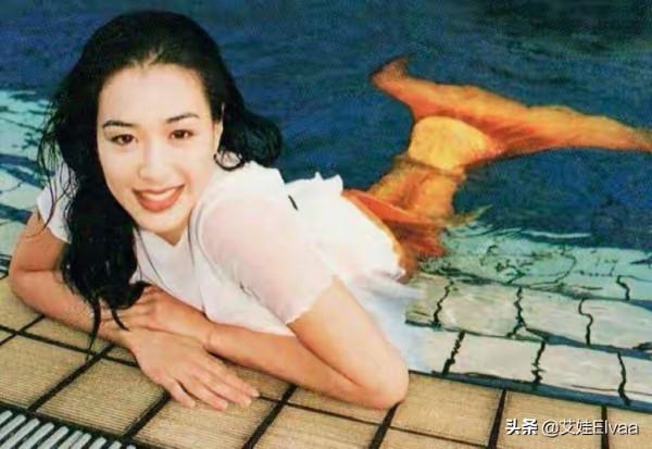 鍾麗緹時隔28年再演美人魚！穿吊帶上衣泳池裡游泳，美成童話世界