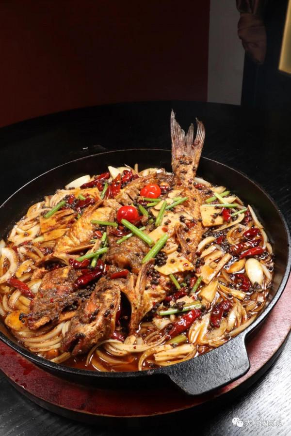 油燜醬+椒麻湯+花椒油，鐵板魚麻辣鮮香，推出即成宴客大菜