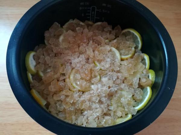 檸檬和冰糖是絕配，切片放鍋裡煮熟沖水喝，很多人不知道有啥用