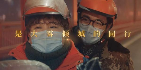 賈玲新片捲髮造型搶鏡,與周冬雨成閨蜜,載朱一龍騎摩托 賈玲新片捲髮造型搶鏡,與周冬雨成閨蜜,載朱一龍騎摩托