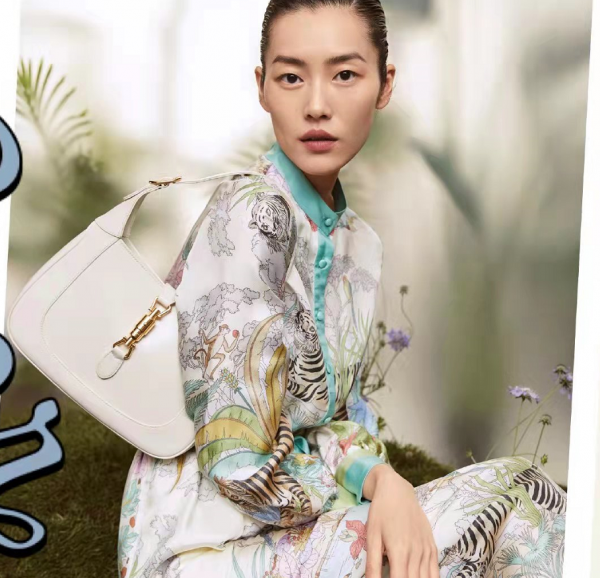 Gucci虎年放大招！劉雯梳大背頭直接把老虎穿身上，氣場比鄧倫強