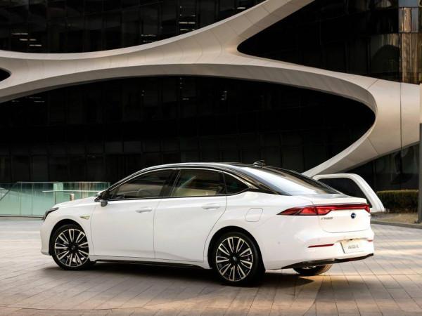 長續航、大空間 這幾款純電轎車選誰更合適？