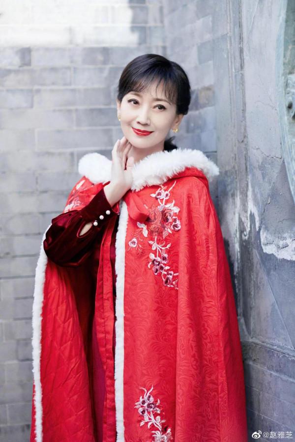 趙雅芝，一襲紅棉斗篷，古典優雅，不老成妖