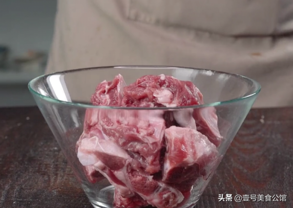 四川風味的剁椒芋頭蒸排骨，鮮辣味美又解饞，吃了一次還想吃