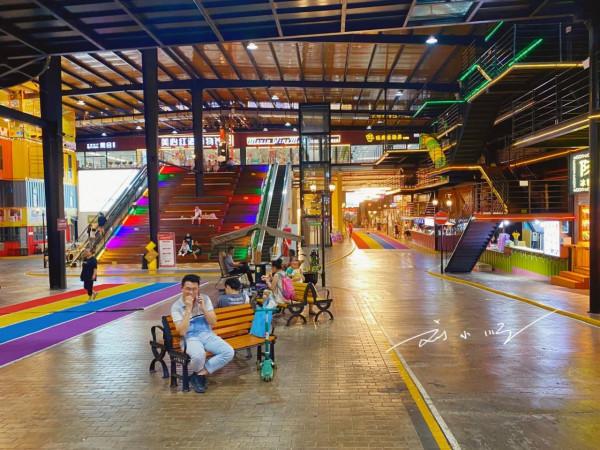 重慶汽博中心旁邊有個“紅酒廣場”，好看又好玩，已成網紅打卡點