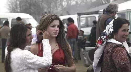 吉普賽人的新娘集市,2萬塊就能“買”個老婆,不滿意還可以退 吉普賽人的新娘集市,2萬塊就能“買”個老婆,不滿意還可以退