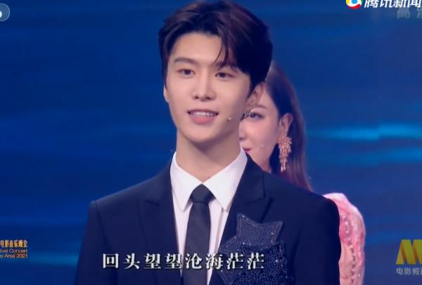 大灣區晚會群星爭奇鬥豔:王菲穿白裙如仙女,趙麗穎素色裙顯身材 大灣區晚會群星爭奇鬥豔:王菲穿白裙如仙女,趙麗穎素色裙顯身材