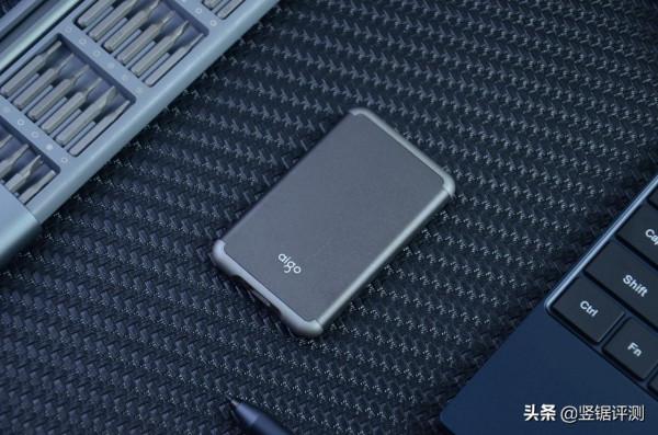 僅重35克，每秒500MB寫速！愛國者aigo S7 Pro移動固態硬碟開箱體驗