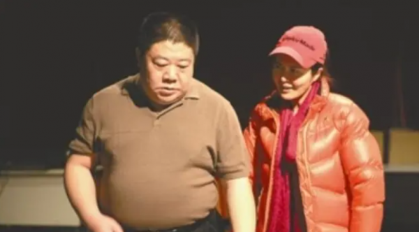 曾一次性喝27扎啤酒，因“翻譯官”一角走紅，劉金山如今怎麼樣了