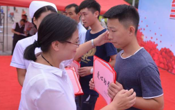 上大學後才知道，那些拿補助的“貧困生”，可能並不是真“貧窮”