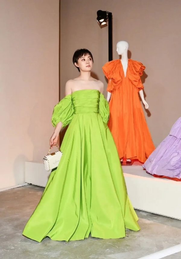 孫儷這回風格大變,穿熒光綠抹胸裙高調亮相,就她能穿出國際範 孫儷這回風格大變,穿熒光綠抹胸裙高調亮相,就她能穿出國際範