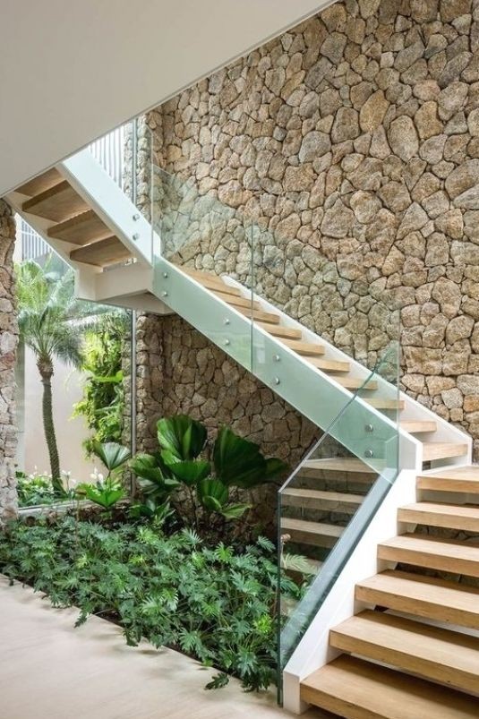 樓梯下打定製櫃,從來不是有錢人的選擇,還不如設景觀區更為美觀 樓梯下打定製櫃,從來不是有錢人的選擇,還不如設景觀區更為美觀